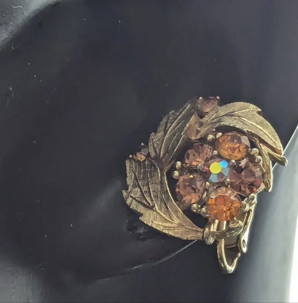 Lisner Earrings Gold tone leaf rhinestone colorful clasp Aurora Borealis Vintage